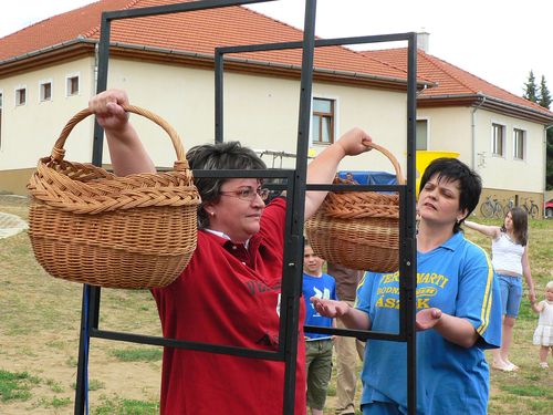 A Kárpát Medence Magyarlakta Településeinek Virtusvetélkedője Szabolcs-Szatmár-Bereg megyei területi döntőjére Szabolcsveremarton került sor. foto:korij virtusvetelkedo_kosartartas_szabolcsveresmart_eros_emberek_foto:korij