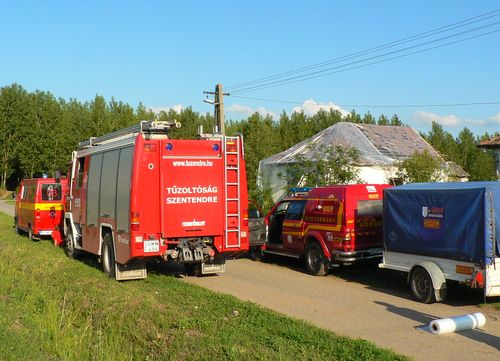 Napok óta az ország egész részéből érkezett tűzoltók és önkéntesek végzik a kármentesítést megyénk több településén. foto: korij nyirbogdany_tuzoltok_szentendre_karmentesites_foto:korij