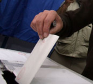 Esküt tettek a választási bizottság tagjai