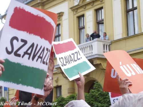 Szinte minden kézben egy transzparens volt Szinte minden kézben egy transzparens volt