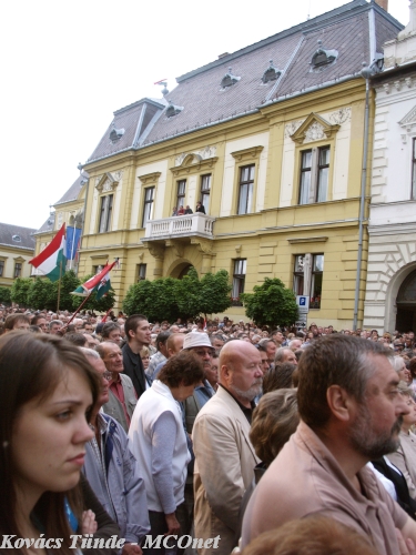 Több ezer ember gyűlt össze a Hősök terén Több ezer ember gyűlt össze a Hősök terén