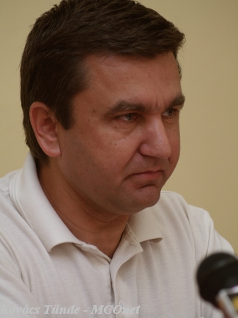 Czomba Sándor fideszes képviselő a sajtótájékoztatón Czomba Sándor fideszes képviselő