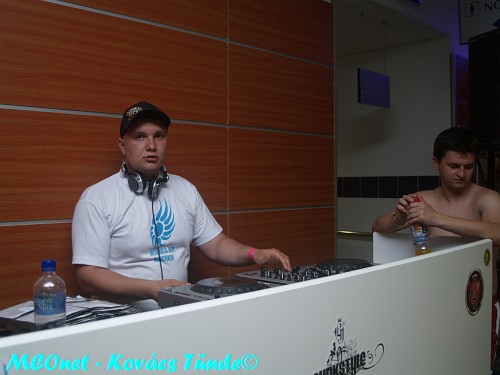 A zenét DJ pultból szolgáltatták DJ pult