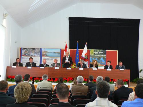 A Környezet és Energia Operatív Program támogatásával Komorón kiépülhet a szennyvízcsatorna-hálózat, Tuzséron pedig a tervek szerint felújítják a meglévő vezetékeket, és bővítik a szennyvíztisztító telepet, ezzel mintegy ötezer lakos életminősége javulhat. foto:korij szennyvizberuhazas_komoro_tuzser_sajtotajekoztato_foto:korij