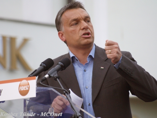 „Erős országot, erős parlamentet és erős kormányt akarunk” – hangsúlyozta a politikus. Orbán Viktor