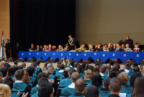 Diplomaosztó ünnepség közben Ünnepség