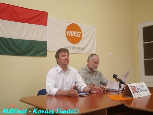 Közgyűlési döntések után a Fidesz irodában 