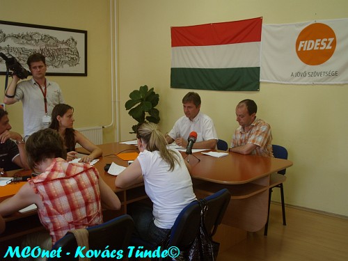 A fideszes képviselők A fideszesen tiszta vizet szeretnének önteni Sóstó medencéibe