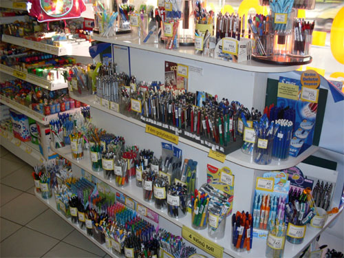 Írószerállvány a Leporelló Papírszaküzletben kep3_168_20090813134715_293.jpg