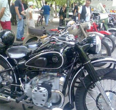 Veterán motorok szerelmeseinek...