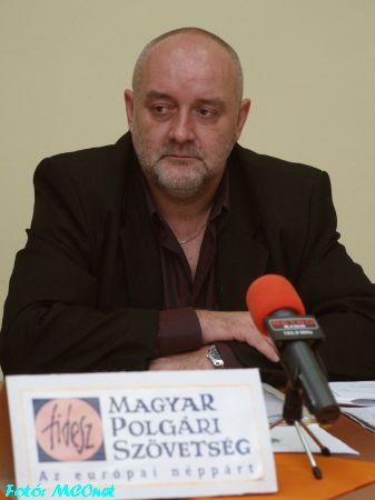 Dr. Tilki Attila (Fidesz) országgyűlési képviselő a sajtótájékoztatón 