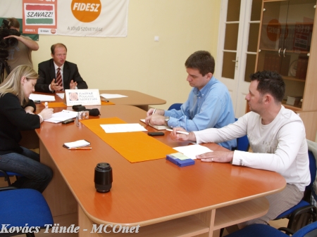 Mádi László sajtótájékoztatót tart a Fidesz irodában 