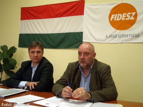 Vinnai Győző Tilki Attilával a közös sajtótájékoztatón 