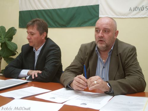 Vinnai Győző és Tilki Attila a sajtótájékoztatón 