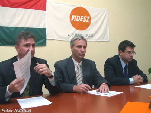 Vinnai Győző, Soltész Miklós és Seszták Miklós a Fidesz irodában Vinnai Győző, Soltész Miklós és Seszták Miklós