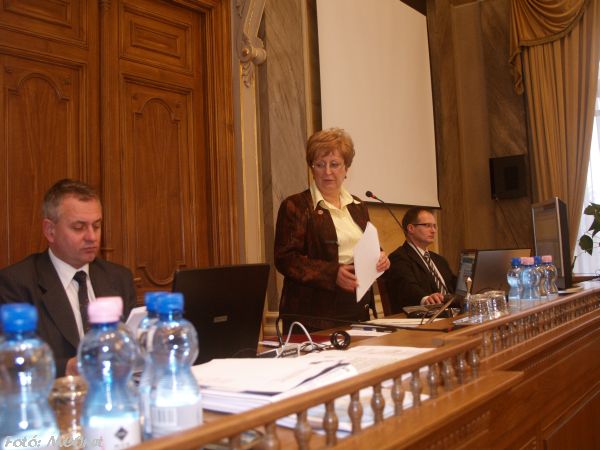 Csabai Lászlóné Nyíregyháza MJV polgármestere rendre válaszolt a kérdésekre