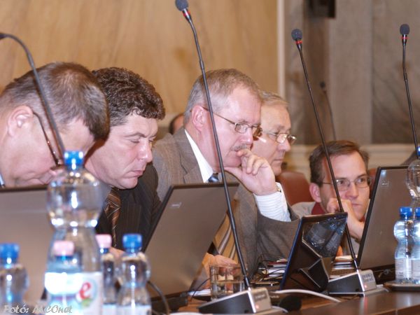 A Fidesz-KDNP frakció ezért egy emberként nemmel szavazott a piac átépítésére