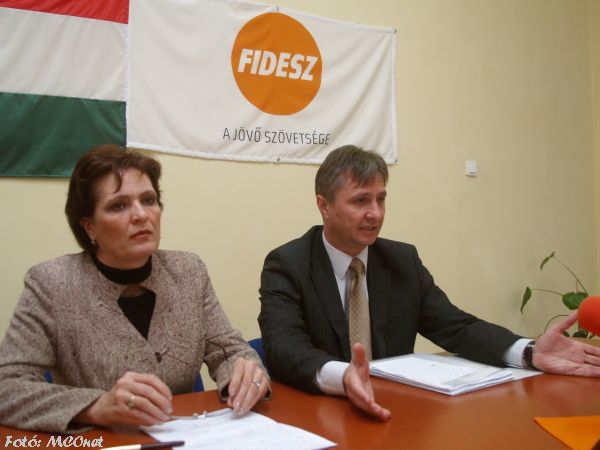 Dr.Ajtay-Horváth Magda önkormányzati képviselő (Fidesz-KDNP) és Vinnai Győző önkormányzati képviselő, frakcióvezető (FIDESZ-KDNP) a sajtótájékoztatón