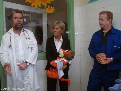 Dr. Vancsó Ágnes a Jósa András Oktatókórház Nonprofit Kft. ügyvezető igazgatója és dr. Papp István a Gyermekosztály megbízott osztályvezető főorvosa Karácsony Gyulával az Elektrolux nyíregyházi gyárának igazgatójával A bizottság