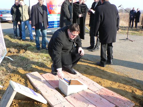 A záhonyi térségi komplex gazdaságfejlesztési program keretében pénteken délelőtt, ünnepélyes alapkőletétellel megkezdődött a Fényeslitke és Komoró között megvalósuló intermodális közforgalmú ipari-logisztikai terület beruházása. foto: korij alapkoletetel_fenyeslitke_ipari_park_foto_korij