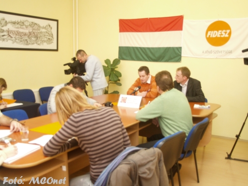 Belicza László, a Fidelitas megyei elnöke, valamint Szitár Szabolcs megyei alelnök tartott sajtótájékoztatót