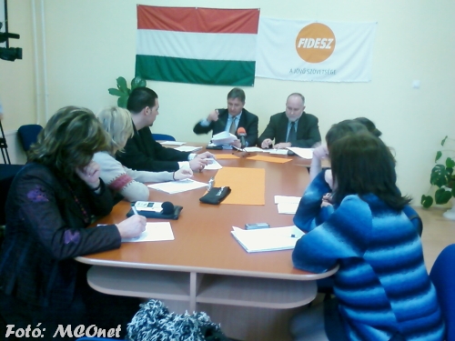 sajtótájékoztató