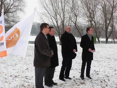 Jelen és jövő a Tisza mentén - a 10 éves múlt árnyékában címmel tartott sajtótájékoztatót a dombrádi Tisza parton péntek délután. foto: korij dombrad_fidesz_sajtotajakoztato_tisza_foto_korij