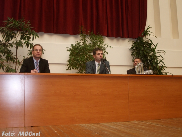 A meghívott vendégek és a műsorvezető az asztal mögött 