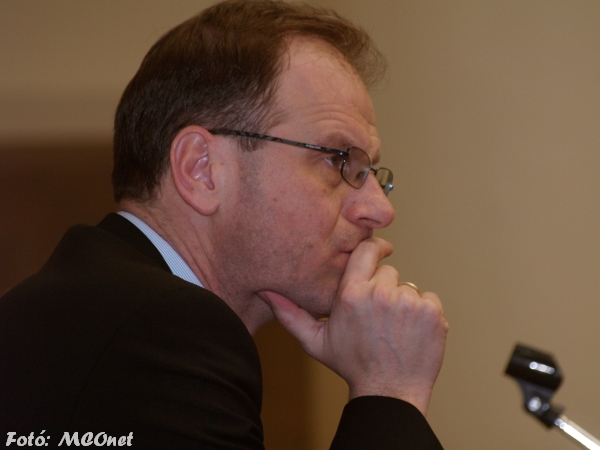 Navracsics Tibor Fidesz frakcióvezető értően hallgatta a politikai okfejtéseket 