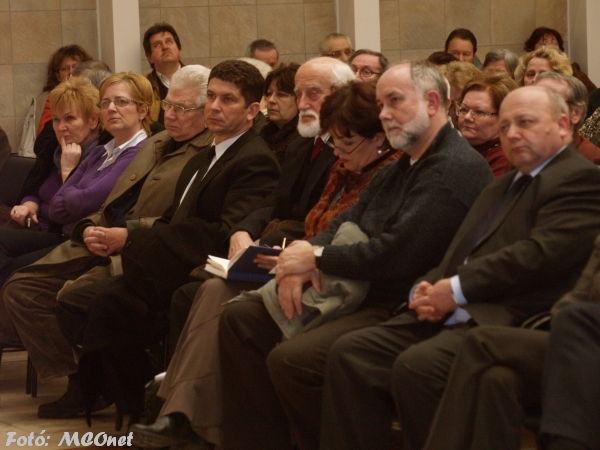 Az első sor megtelt a városi és megyei fideszes politikusokkal 