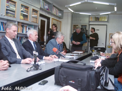 A tanácskozás után sajtótájékoztatót tartottak az érdeklődőknek sajtótájékoztató