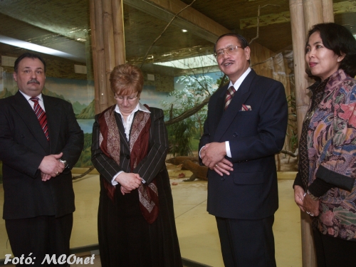 Csabai Lászlóné Nyíregyháza polgármestere, Gajdos László állatpark igazgató, H. E. Mangasi Sihombing Indonézia budapesti nagykövete és Enny Pudjivati, a dzsakartai Ragunan Állatkert igazgatója