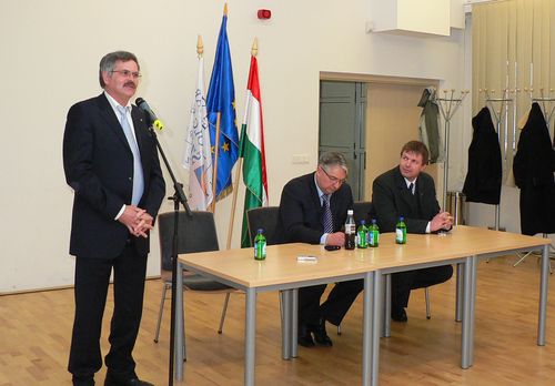 Dr. Simon Miklós országgyűlési képviselő, a Fidesz-KDNP országgyűlési képviselőjelöltje tartott „Az egészségügy jelene és jövője egeszsegugyi_forum_nyirbator_foto_korij