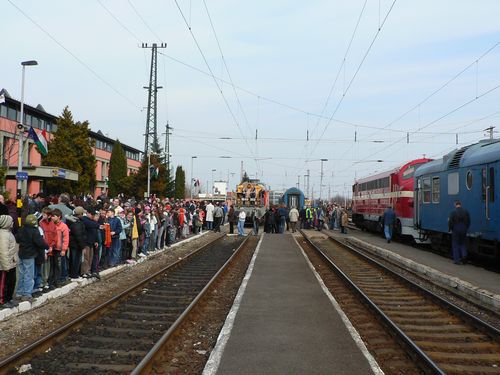 A 017-es Nohab mozdony és öt személykocsi és étkezőkocsi péntek reggel Budapestről, és a vonat délben érkezett a záhonyi állomásra. foto: korij karpatalja_expressz_zahony_allomas_foto_korij