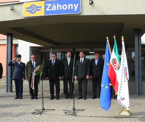 Az állomásnál tartott ünnepségen beszédett mondott Dr. Szép Béla országgyűlési képviselő, Lesku Miklós, Záhony város polgármestere és Molnár Béla országgyűlési képviselő. foto: korij karpatalja_expressz_zahony_allomas_disz_foto_korij