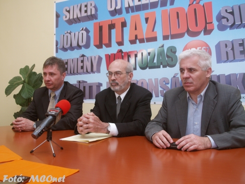 sajtótájékoztatót tartott a nyíregyházi Fidesz irodában  Dr. Kovács Ferenc és Dr.Vinnai Győző  országgyűlési képviselőjelöltek (FIDESZ-KDNP), valamint László Tamás országgyűlési képviselő, a FIDESZ Lakótelepi Munkacsoport vezetője.