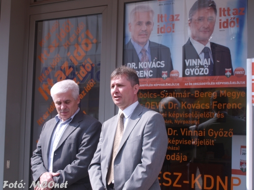 Kovács Ferenc és Vinnai Győző a választási iroda előtt Fidesz