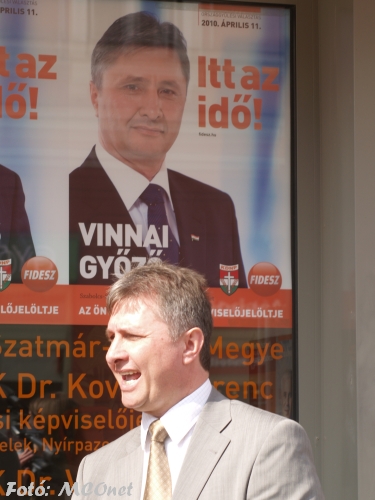 Dr.Vinnai Győző plakátja az iroda ablakában is megtalálható Vinnai győző