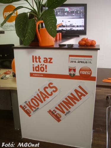 A Fidesz választási irodájába belépőt ez a látvány fogadja először Fidesz