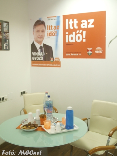 A kampányirodában kényelmes, meghitt környezetben várják a Fidesz szimpatizánsokat Fidesz