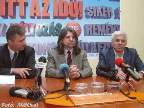 Dr. Vinnai Győző, Kövér László és dr. Kovács Ferenc Nyíegyházán Fidesz