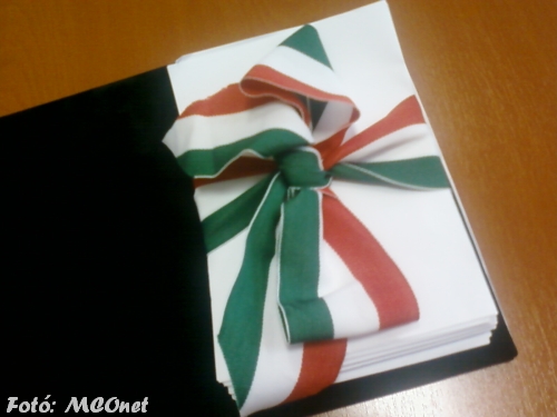 A leadni kívánt ajánlószelvények Az ajánlószelvényeket ötszázasával gyűjtötték kötegbe, nemzetiszín szalaggal átkötve