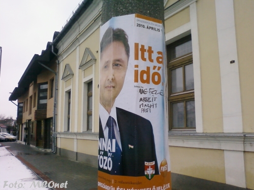 Dr.Vinnai Győző (Fidesz) plakátjára is több helyen firkáltak Vinnai győző