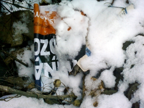 Letépett, széllel szálló, utcákat elcsúfító plakátmaradványokkal is találkozhatunk Nyíregyházán Fidesz