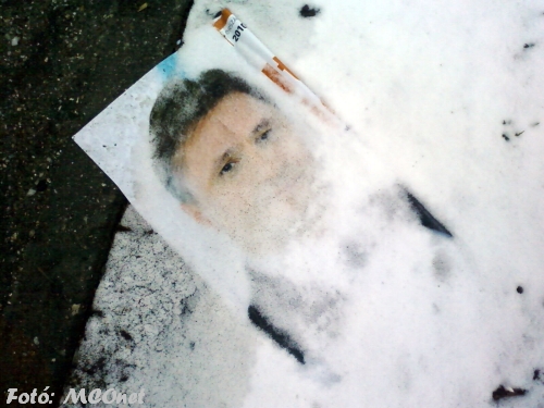 Dr. Vinnai Győző plakátja a hóban ázik Vinnai győző