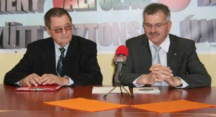 A Kisgazda Polgári Egyesület elnöke Dr. Turi-Kovács Béla és dr. Simon Miklós országgyűlési képviselőjelölt a Fidesz irodában A Kisgazda Polgári Egyesület elnöke Dr. Turi-Kovács Béla és dr. Simon Miklós országgyűlési képviselőjelölt