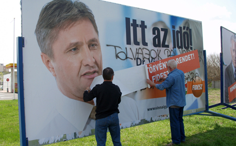 Plakátrongálás Nyíregyházán - a Fidesz feljelentést tett