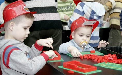 Vasárnapig felépül az életnagyságú LEGO tűzoltóautó Nyíregyházán