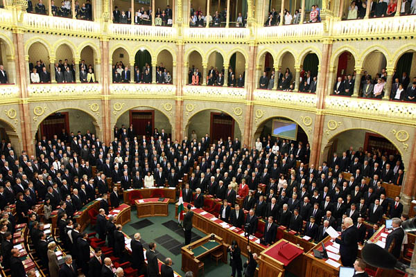 A képviselők leteszik az esküt