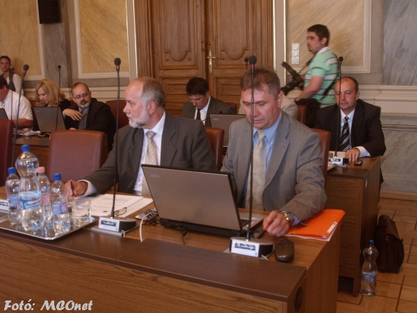 Vinnai Győző és a Fidesz frakció Vinnai Győző és a Fidesz frakció